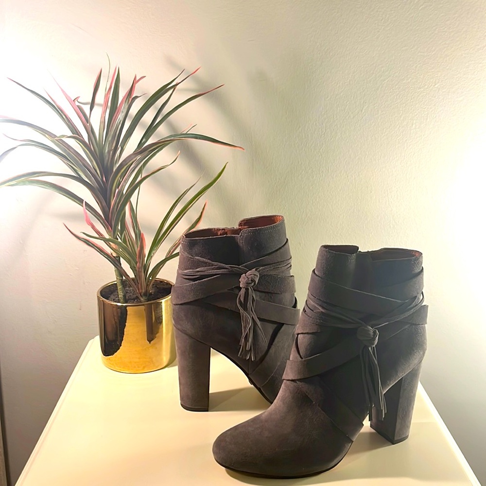 Gianni Bini ankle boot. Color Pumice Grey. Style CARMILLA. NEVER WORN!